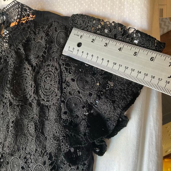 Belldini Women Lace Blouse size L Short Sleeve 24” Length Floral Black - Picture 5 of 8